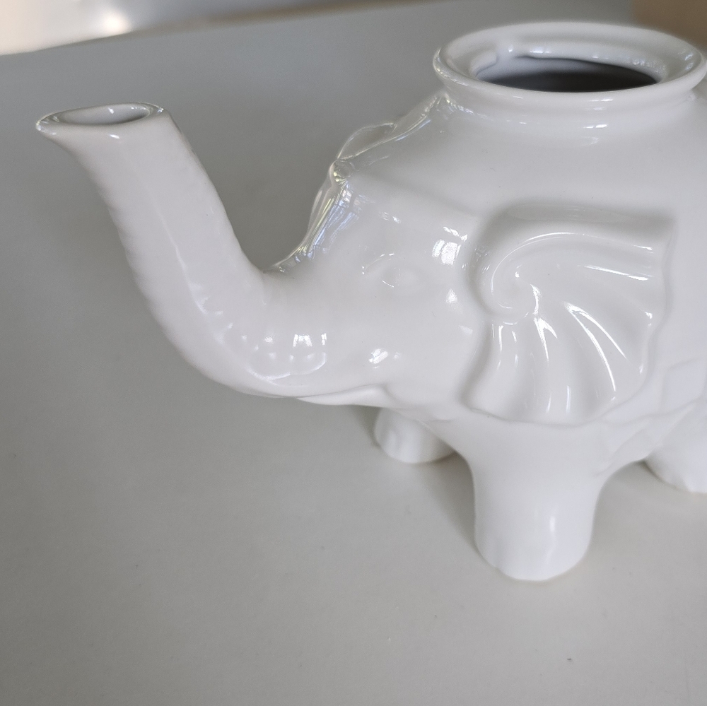 π White Elephant Tea Pot - Picture 5 of 8